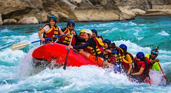 Travel to Rishikesh: बजट से भी कम खर्च में घूम आएंगे ऋषिकेश, मजे से कट जाएंगी छुट्टियां