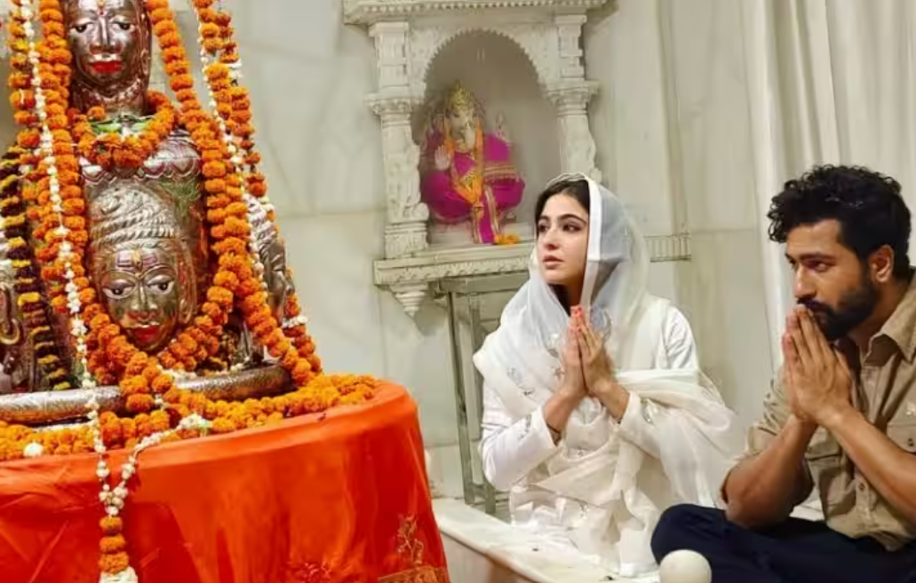 Sara Ali Khan Troller: लखनऊ के शिव मंदिर में सारा और विक्की पूजा करते आये नजर, तस्वीर देख भड़क गए फैंस