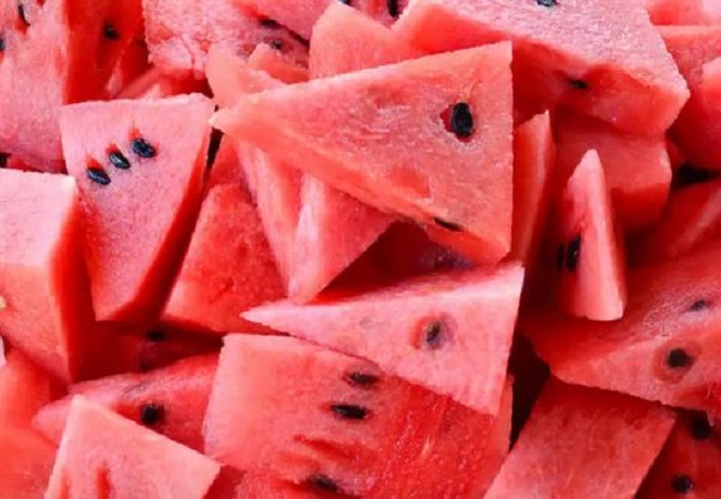 Side Effects of Eating Watermelon: गर्मियों खूब खाते हैं तरबूज तो जान लें खाने से होने वाले ये नुकसान