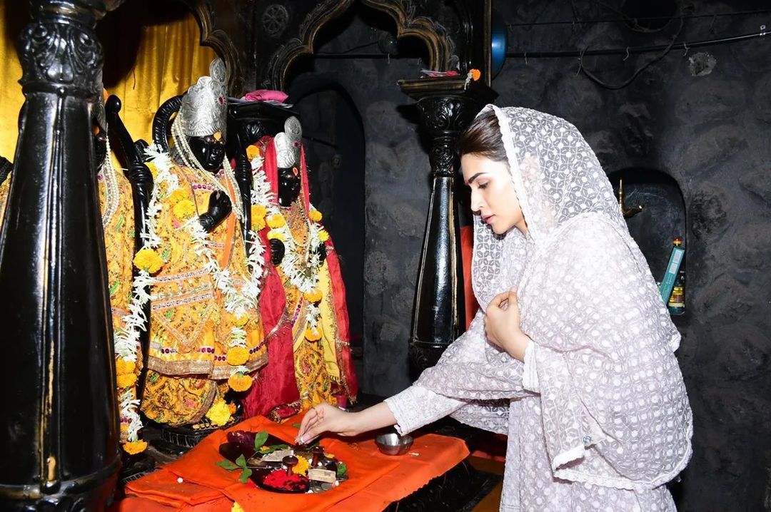 Adipurush रिलीज से पहले कृति सेनन नासिक के सीता गुफा और कालाराम मंदिर में पूजा करती आई नजर