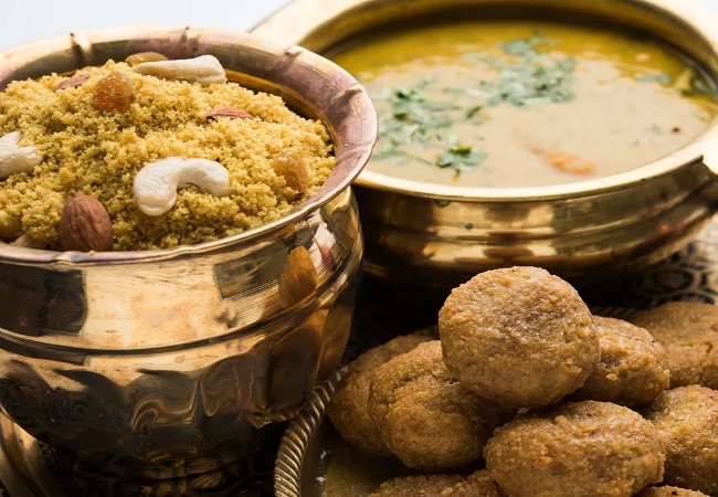 Sunday Special Dal Baati Churma Recipe: होटल रेस्टोरेंट में नहीं घर में बना कर खाएं राजस्थानी दाल बाटी और चूरमा