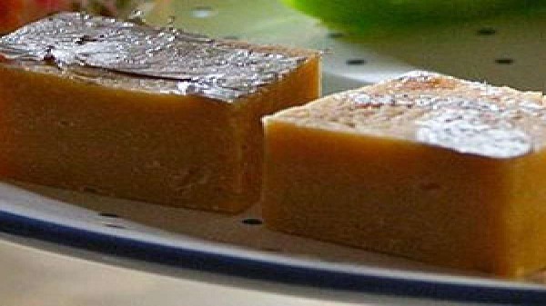 Tasty Peanut Barfi Quick Recipe: बहुत ही कम समय में सिर्फ पांच चीजों से मिलकर तैयार होगी ये झटपट मिठाई