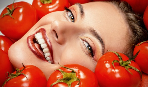 Tomato For Tan Removal: सनबर्न और टैनिंग से हैं परेशान तो अजमाएं ये घरेलू टिप्स, निखरेगा चेहरा