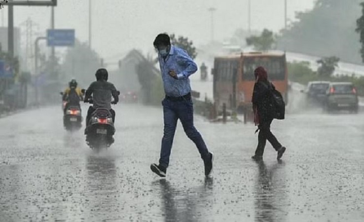 Weather Update: दिल्ली-एनसीआर में मौसम ने एक बार फिर ली करवट, बारिश और ठंडी हवाओं ने बदला मौसम का मिजाज