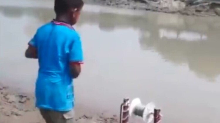 Desi Jugaad Video: मछली पकड़ने के लिए बच्चे ने लगाया गजब जुगाड़, वायरल हुआ वीडियो