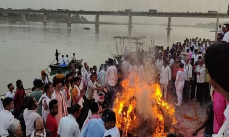 Harishankar Tiwari: पंचतत्व में विलीन हुए पंडित हरिशंकर तिवारी, नम आंखों से लोगों ने दी विदाई