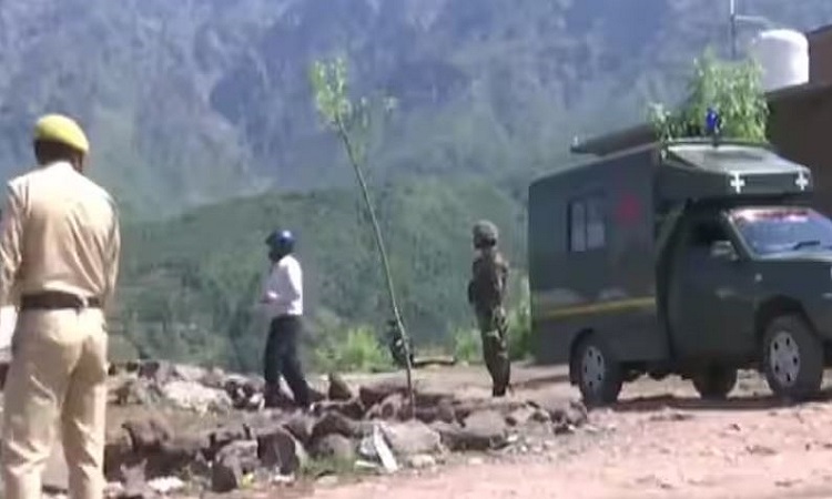 Rajouri Encounter: जम्मू-कश्मीर के राजौरी में आतंकियों से मुठभेड़ में पांच जवान शहीद, ऑपरेशन जारी