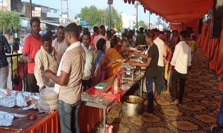 Lucknow News: गोसाईंगंज चेक पोस्ट समेत क्षेत्र के विभिन्न स्थानों पर आयोजित हुए भव्य भंडारे, हज़ारों लोगों ने चखा प्रसाद