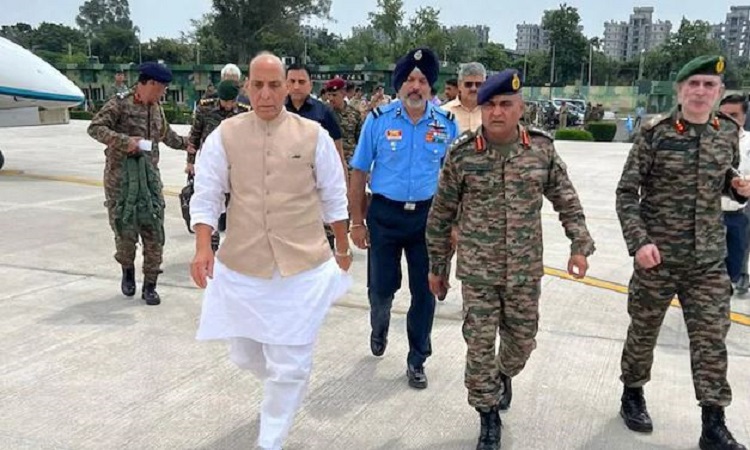 Jammu and Kashmir: रक्षामंत्री राजनाथ सिंह पहुंचे रजौरी, सैन्य अभियानों की करेंगे समीक्षा