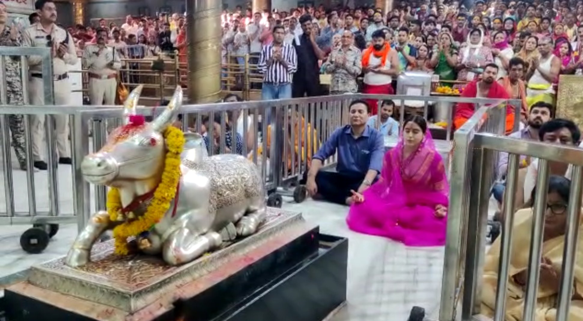 Sara reached Mahakaleshwar temple in Ujjain: अपनी अपकमिंग फिल्म के लिए महाकालेश्वर मंदिर पहुंची सारा अली खान