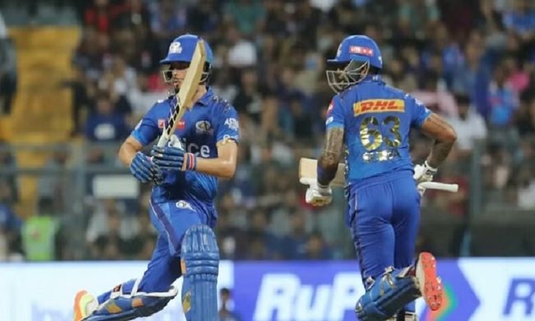 IPL 2023: सूर्यकुमार यादव की तूफानी बल्लेबाजी, बैंगलोर को हराने के बाद मुंबई प्लेऑफ की रेस में हुई मजबूत