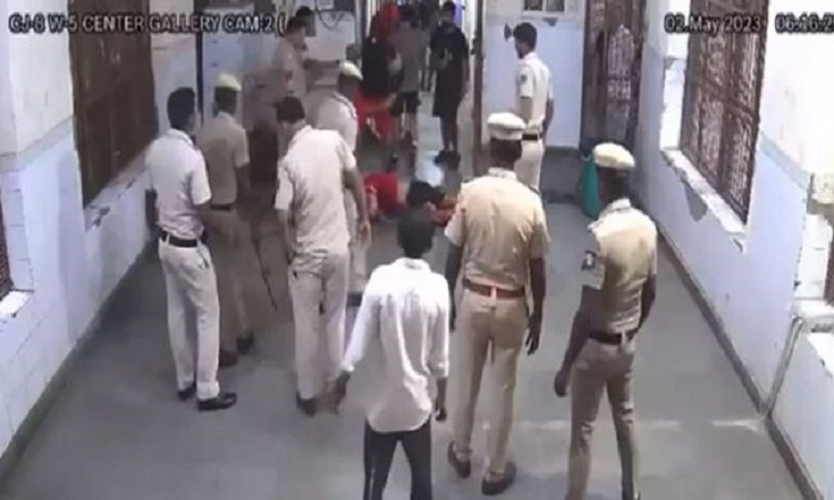 गैंगस्टर टिल्लू ताजपुरिया की हत्या का एक और Video आया सामने, पुलिस के सामने धारदार हथियार से करते रहे वार