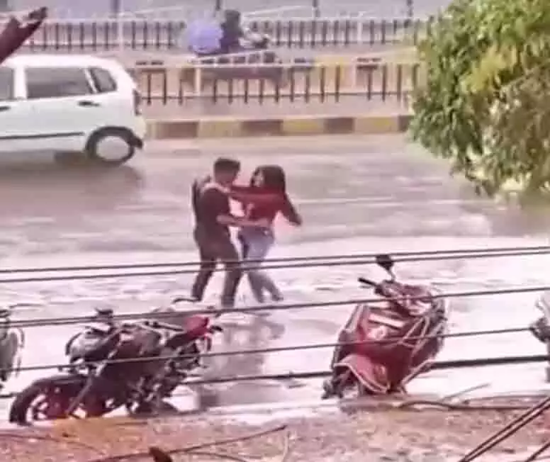 Viral Video: पहली बारिश में इंदौर की सड़कों पर दिखा रोमांस, वायरल हो रहा कपल का डांस वीडियो