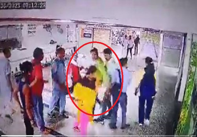 Lucknow News : कैसरबाग बस अड्डे पर पूछताछ करना पड़ा भारी, महिला कर्मचारी ने यात्री की कर दी पिटाई, निलंबित, CCTV फुटेज Video Viral