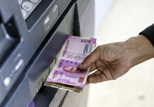 UP News : ATM से निकल रहे थे पांच गुना ज्यादा पैसे, रकम निकालने के लिए लोगों में मची होड़