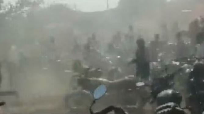Video-गोंडा में बृजभूषण शरण सिंह के काफिले पर पथराव, बाल-बाल बचे बीजेपी सांसद