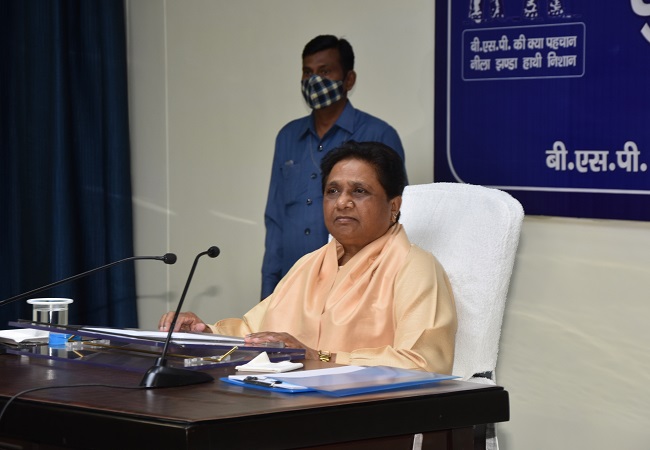 loksabha-election-2024-bsp-candidate-in-kaushambi-flouted-code-of-conduct-distributed-money-to-the-public-video-viral