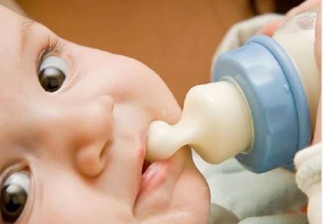 Baby Care: बच्चों की दूध वाली बोतल को पिलाने से पहले जरुर करें अच्छे से सफाई, वरना हो सकता है संक्रमण