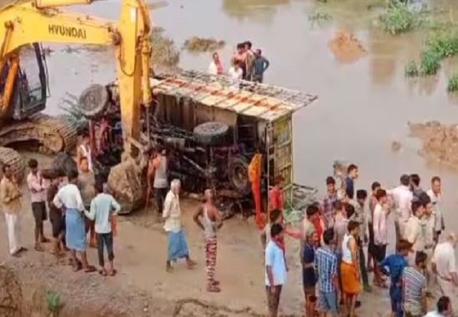 Big accident in Madhya Pradesh, truck falling in the river