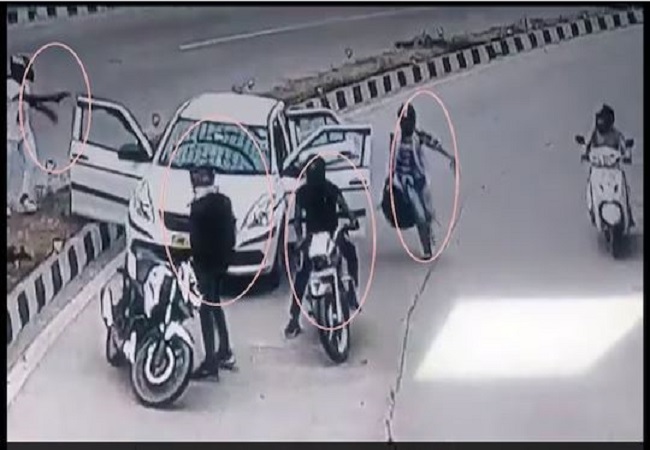 दिल्ली पुलिस का खौफ खत्म, दिनदहाड़े लुटेरों ने हथियारों के बल पर डिलीवरी एजेंट से लूट ली रकम, देखें Viral Video