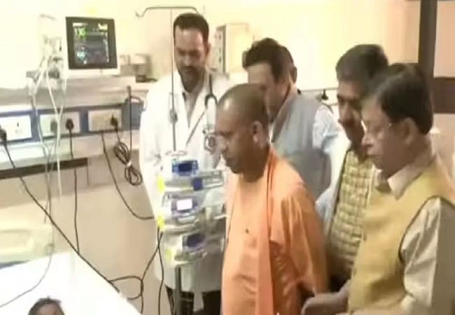 Lucknow News: संजीव जीवा मर्डर के दौरान घायल हुई मासूम बच्ची से मिलने KGMUअस्पताल पहुंचे CM योगी आदित्यनाथ