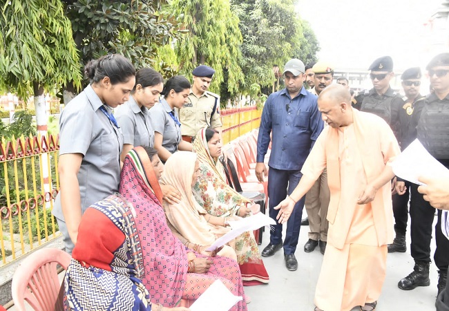 CM Yogi Janta Darbar : योगी ने सुनी फरियाद, बोले- हर किसी को मिले आवास और न्याय