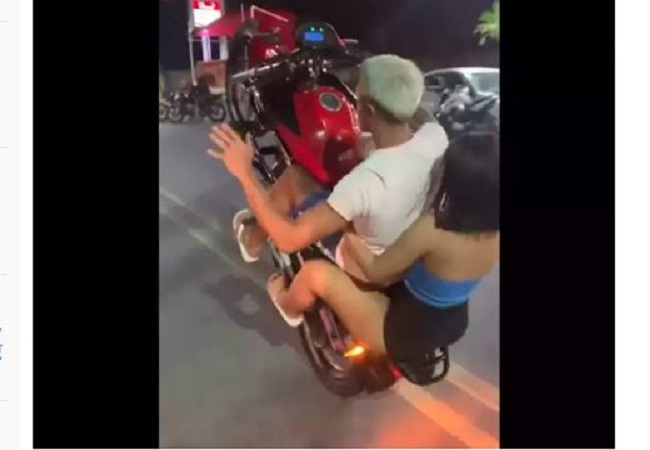 Couple Bike Stunt : कपल खतरनाक स्टंट करते हुए सड़क पर गया बिखर , दिल्ली पुलिस ने वीडियो शेयर कर कही ये बात