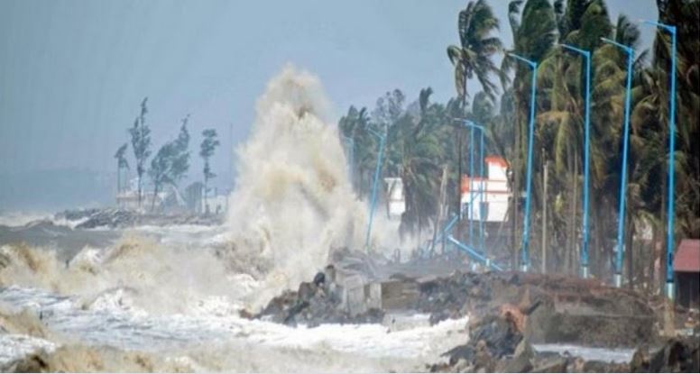 Cyclone Biparjoy Tracking Status : गुजरात में 12 हजार से ज्यादा बिजली के खंभे क्षतिग्रस्त, पांच जिले रेड अलर्ट पर
