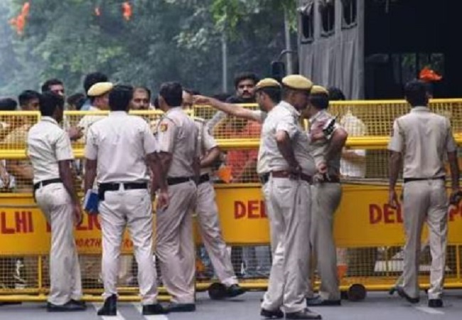 Delhi News: मंदिर की अवैध रेलिंग हटाने को लेकर हंगामा, भारी पुलिस बल तैनात