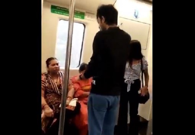 Video : Metro में महिलाओं से भिड़ा कपल, बुजुर्ग बोली- मर्डर करेगा मेरा…