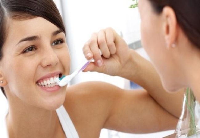 Dental Care: टूथब्रश करते समय कहीं आप भी तो नहीं कर रही ये गलतियां