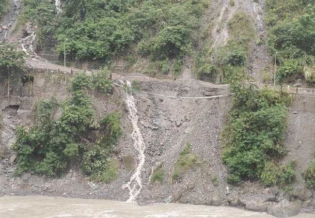 Landslides due to heavy rains and floods in Sikkim thousands of tourists stranded
