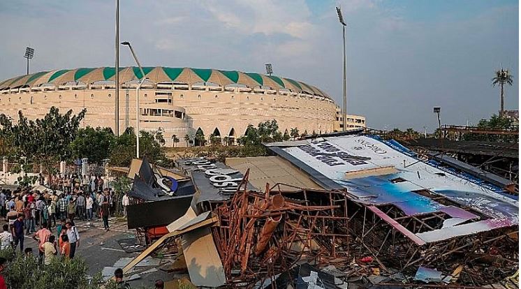 Ekana Stadium Accident : लखनऊ में अब घरों में यूनिपोल, होर्डिंग्स लगवाने वालों को प्रशासन जारी करेगा नोटिस