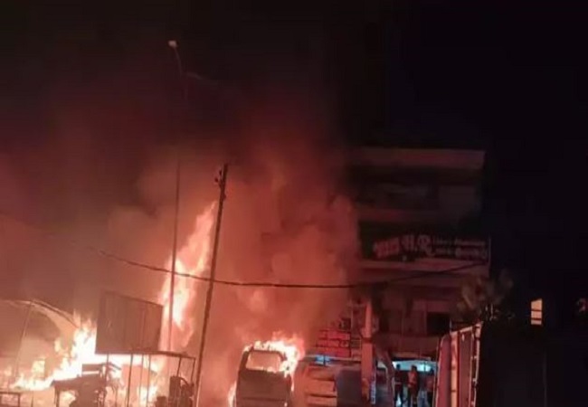Kaushambi News: फर्नीचर की दुकान में लगी भयंकर आग, लाखों के सामान के साथ 3 बाइक, दो कार और एक एबुलेंस जल कर राख