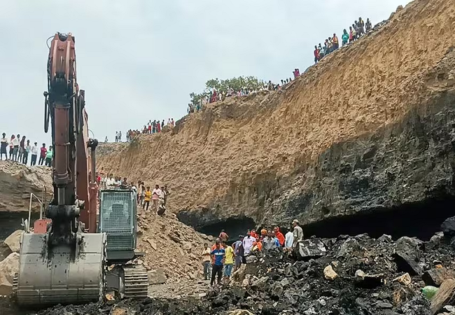 Jharkhand Mine Collapsed : अवैध खनन के दौरान खदान धंसने से 3 की मौत, कई मजदूरों के फंसे होने की आशंका