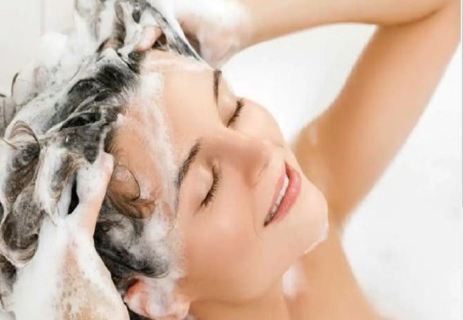 Hair Care Tips: बाल धुलने को लेकर होती हैं आप भी कन्फ्यूज, तो जान लें किस तरह के बालों हफ्ते में कितने बार धुलना है सही