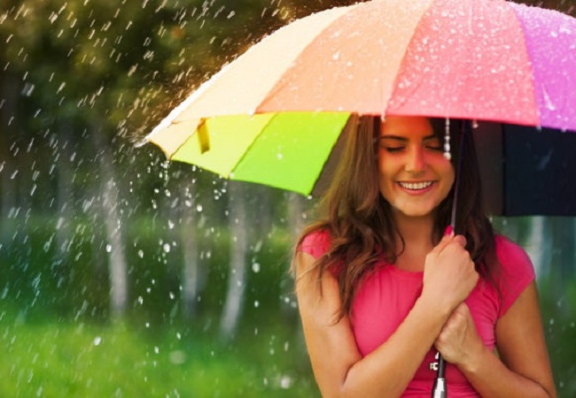 Hair Care n The Rainy Season: बारिश के मौसम में रखे खास ख्याल, बाल बनेंगे घने और चमकदार