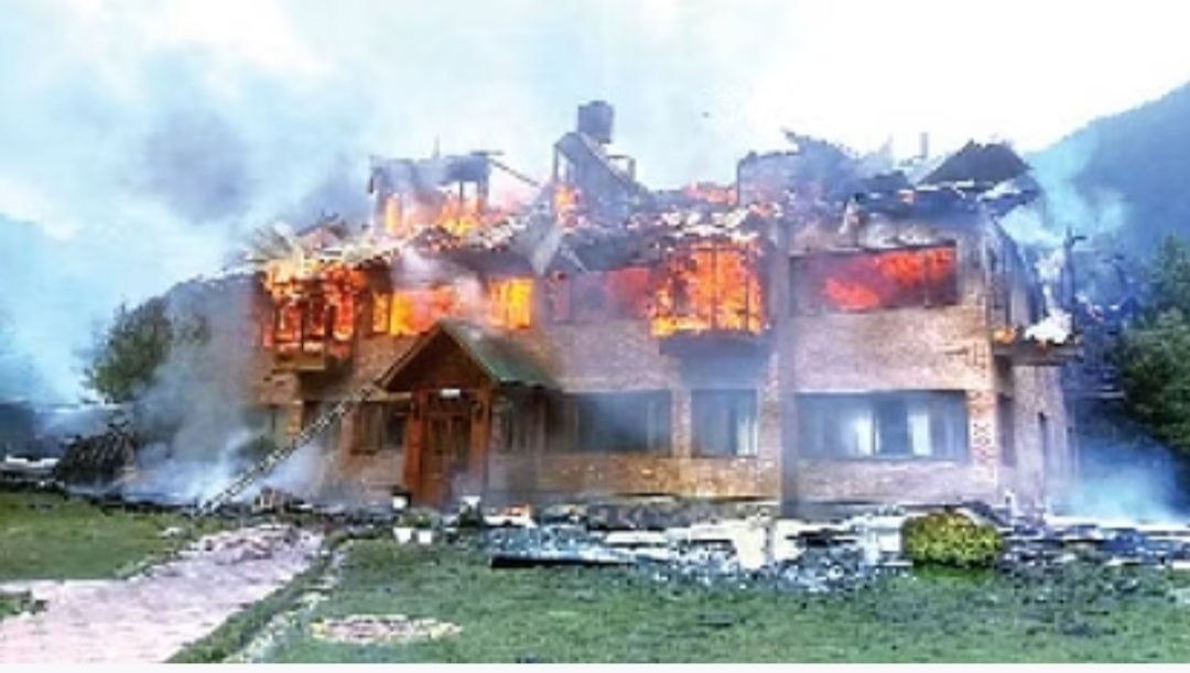 जम्मू-कश्मीर: पहलगाम में एक होटल में लगी भीषण आग, एक पर्यटक की मौत