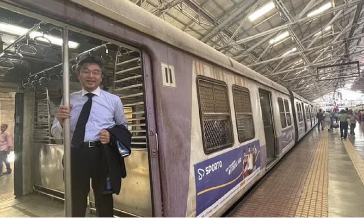 Ambassador of Japan Hiroshi Suzuki : जापान के राजदूत हिरोशी सुजुकी ‘ठेठ मुंबईकर’ की तरह नजर आए , किया मुंबई लोकल ट्रेन में सफर