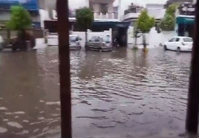 Kanpur Rain में बेहाल हुए लोग, कांग्रेस ने कहा कि पहली ही बरसात में कानपुर नगर निगम की सड़कें बनी तालाब, अभी तो पूरी बरसात बाक़ी है!