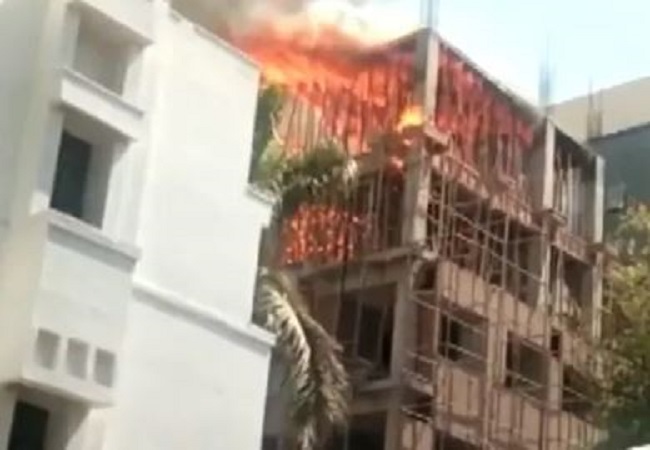 Breaking News: लखनऊ KGMU हॉस्पिटल की इमारत में लगी भीषण आग, मौके पर पहुंची दमकल की गाड़ियां