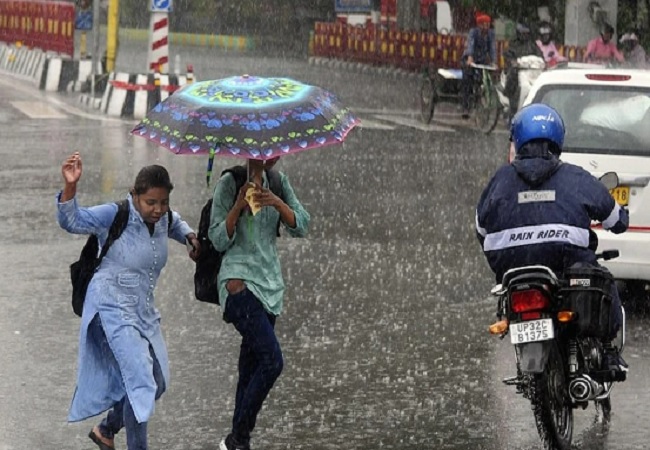 UP Rain Alert : छाता-रेनकोट लेकर निकलें घर से, लखनऊ-कानपुर समेत कई जिलों में भारी बारिश की चेतावनी