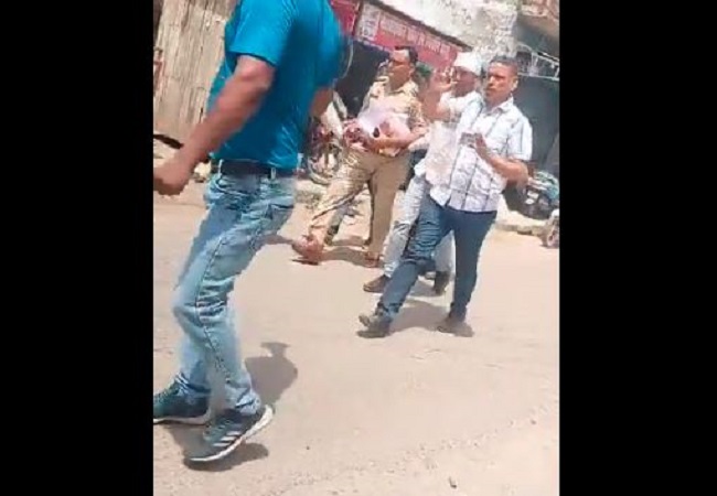 Lucknow News : घूस लेते पकड़े गए दारोगा, शिकायत पर एंटी करप्शन की टीम ने दबोचा