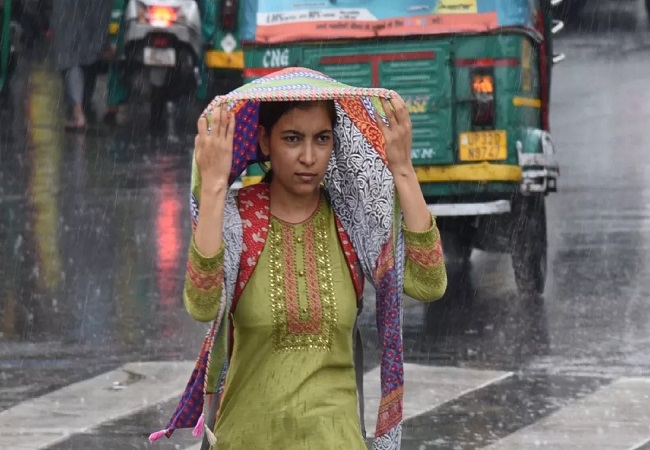 Lucknow Weather News : लखनऊ में रूक-रूक हो रही बारिश से मौसम बना सुहावना, प्रदेश के 75 जिलों में बारिश का पूर्वानुमान