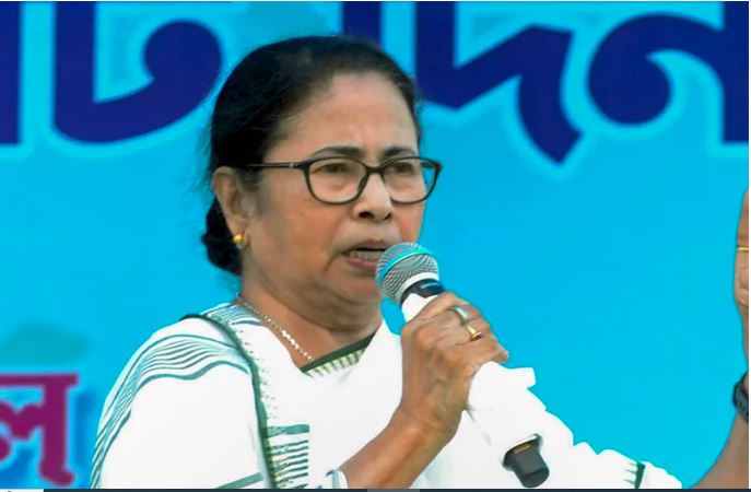 इस सरकार को केवल चुनाव की परवाह है…रेल दुर्घटना के बाद ममता बनर्जी ने साधा निशाना