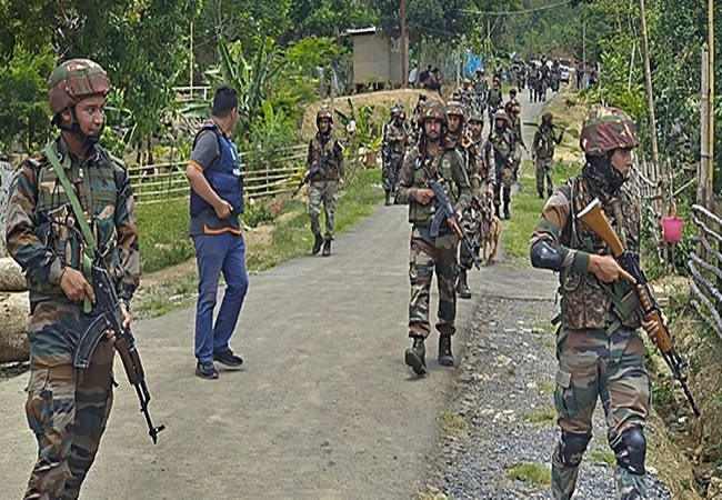 Manipur Violence : महिलाओं के झुंड के सामने बेबस हुए सुरक्षा बल, मजबूरी में छोड़ने पड़े 12 उग्रवादी