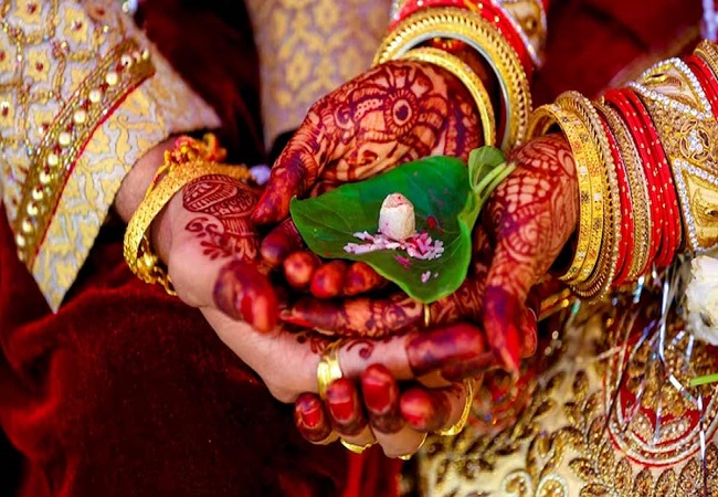 Quick Marriage Tricks: अगर आपके भी विवाह में हो रही है देरी तो अपनाएं ये टोटका, बनेंगे शीघ्र विवाह के योग