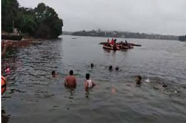 Ambedkarnagar News : सरयू नदी में यात्रियों से भरी नाव पलटी, 10 यात्री सुरक्षित बाहर निकाले गए, 3 लापता