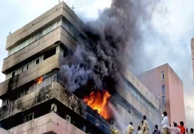 सतपुड़ा भवन की भीषण आग पर मचा बवाल, पूर्व CM कमलनाथ ने लगाया सवालियां निशान पूछा – “आग लगी है या आग लगाई गई है”