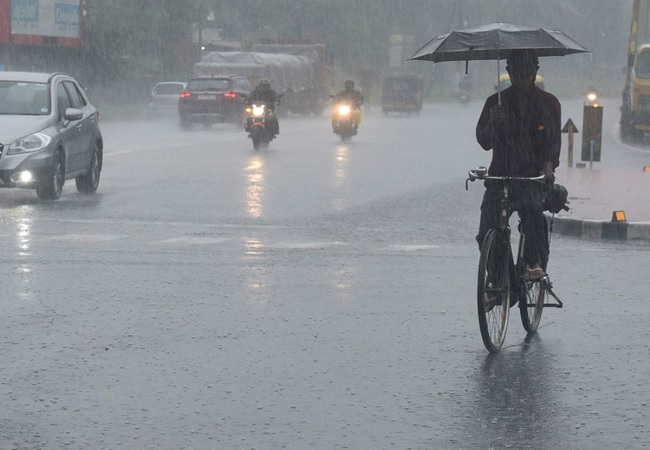 Delhi-NCR Weather Alert: दिल्ली-एनसीआर में अचानक बदला मौसम, बारिश से लोगों को मिली राहत